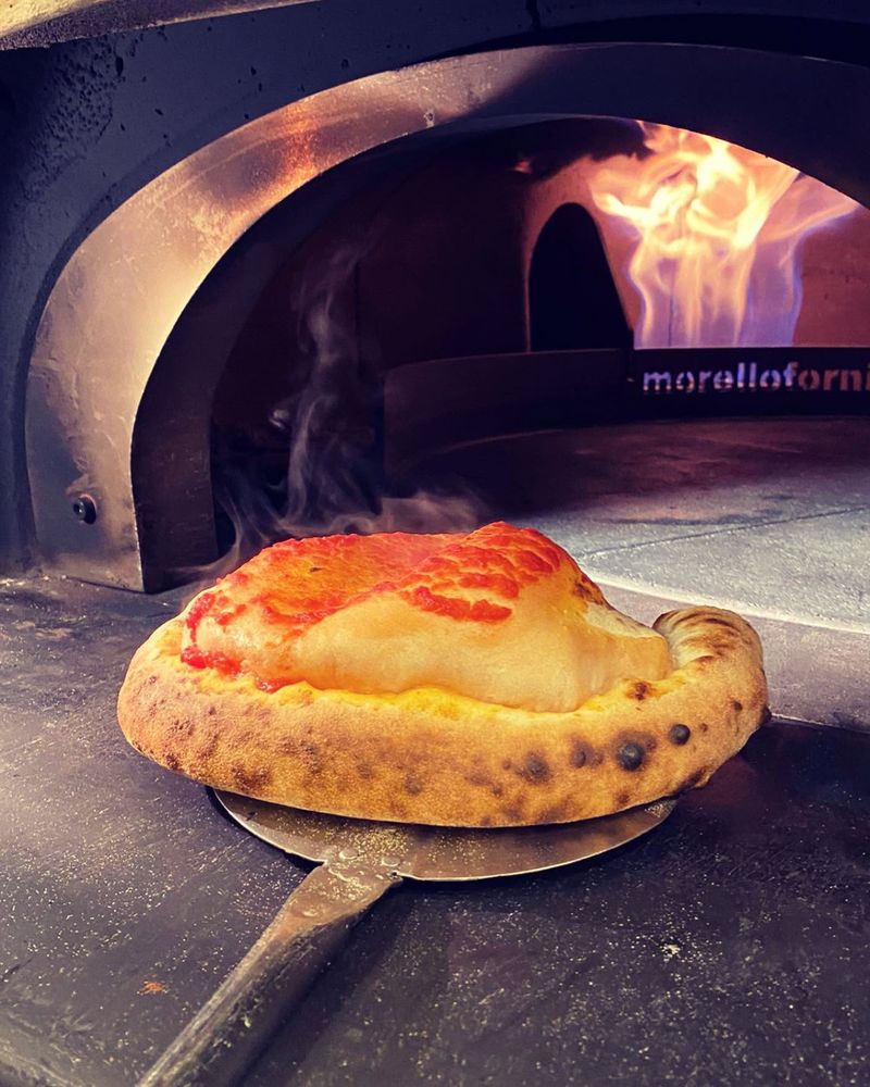 Una pizza del Capolinea appena sfornata
