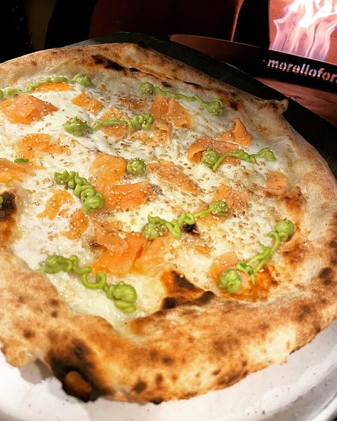 Una pizza del Capolinea appena sfornata