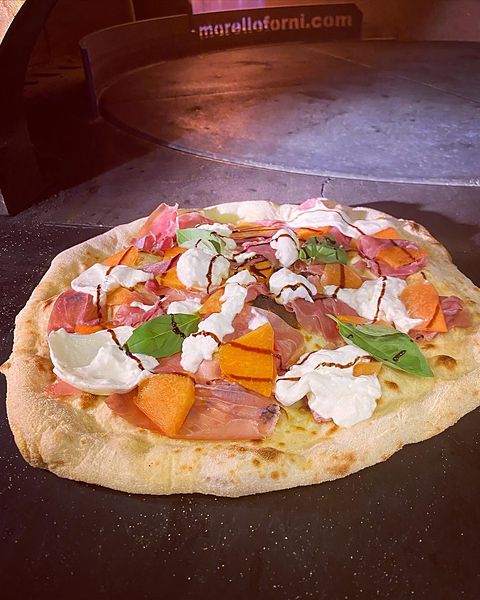 Una pizza del Capolinea appena sfornata