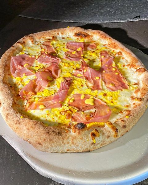 Una pizza del Capolinea appena sfornata