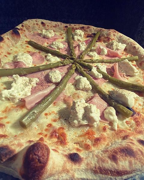 Una pizza del Capolinea appena sfornata