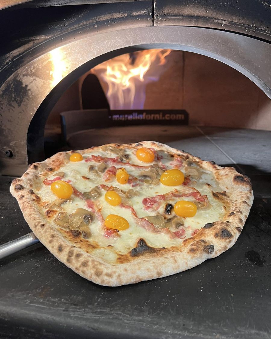 Una pizza del Capolinea appena sfornata