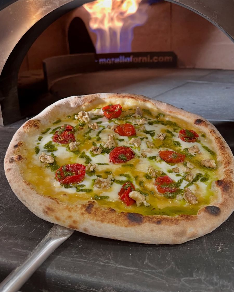 La pizza di maggio con pomodoro giallo, pesto e pomodorini