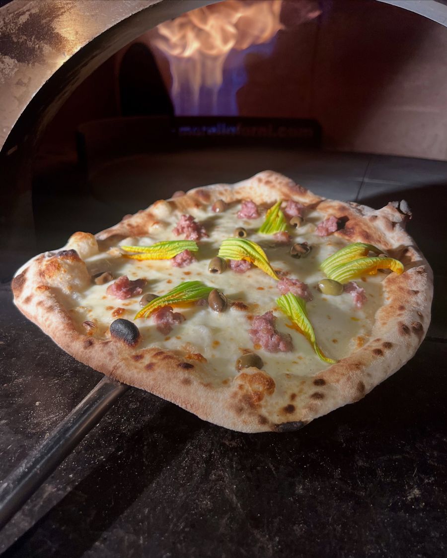 Una pizza del Capolinea appena sfornata