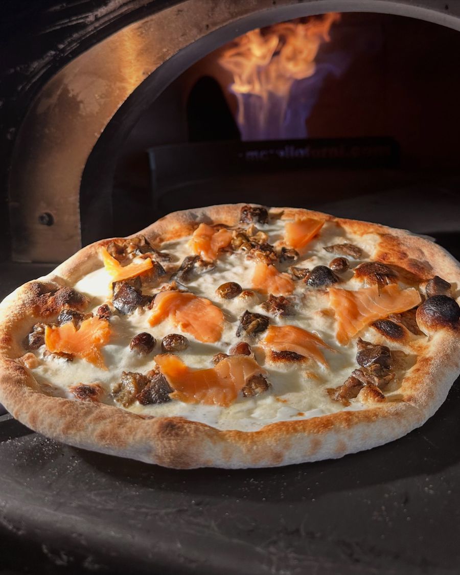 La pizza di luglio con salmone affumicato, melanzane e olive