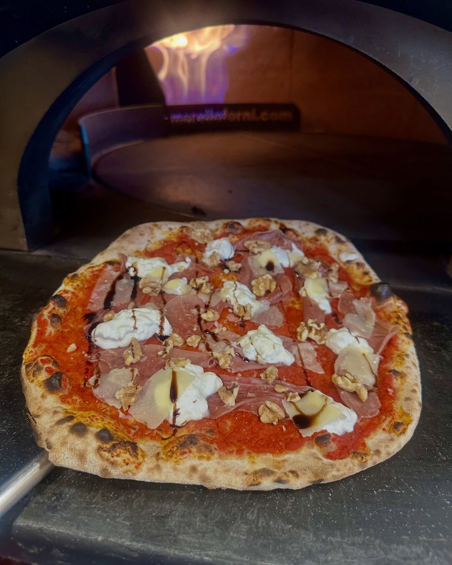 La pizza di agosto con crudo di Parma, stracciatella e noci