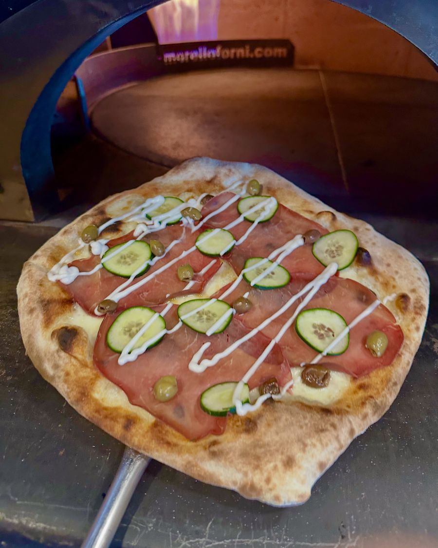 Una pizza del Capolinea appena sfornata
