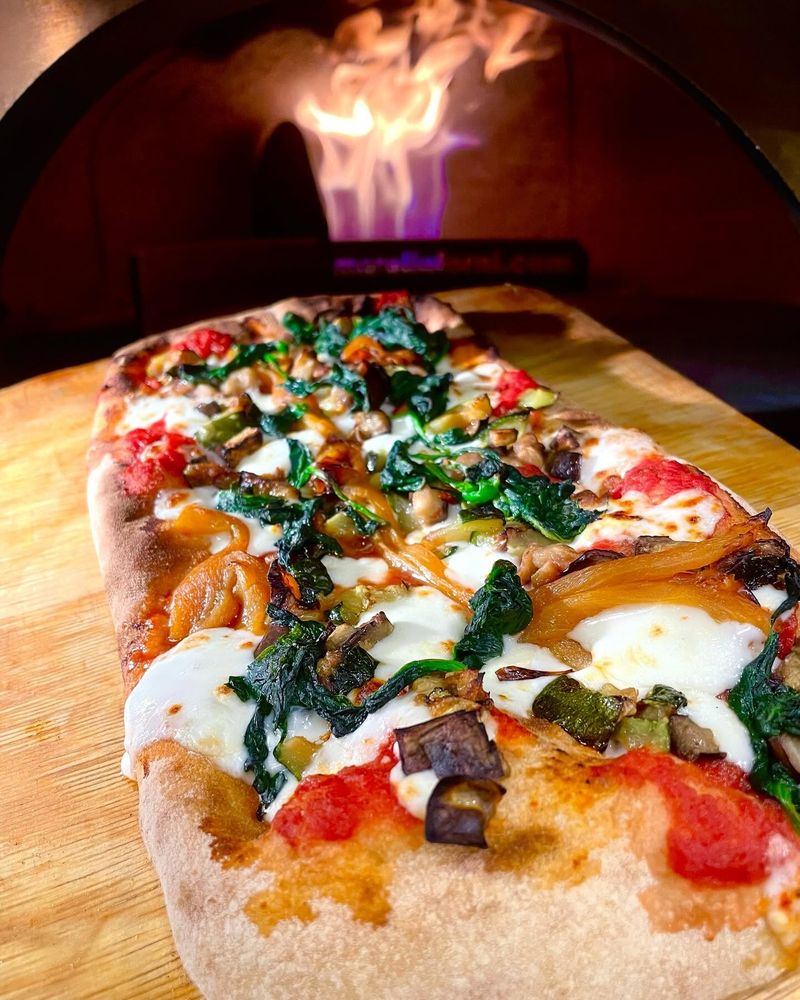 Una pizza del Capolinea appena sfornata